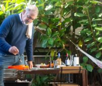 Hombre de 52 años en el paro, cocinando