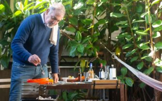 Hombre de 52 años en el paro, cocinando