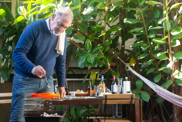 Hombre de 52 años en el paro, cocinando