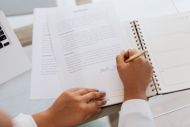 Persona firmando su ayuda de subsidio