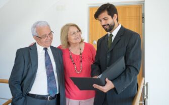 Pareja comprando una nueva vivienda. Todos los gastos de comprar una vivienda en 2025.