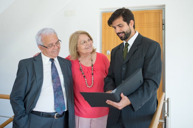 Pareja comprando una nueva vivienda. Todos los gastos de comprar una vivienda en 2025.