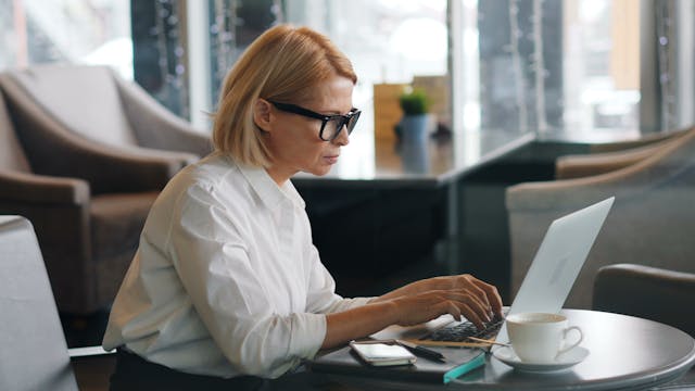 Mujer viendo cuál es el mejor vehículo de inversión