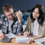 Pareja viendo las ventajas y desventajas de compartir cuenta bancaria