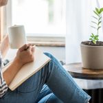 Mujer escribiendo en un cuaderno