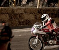 Hombre en moto de ocasión.