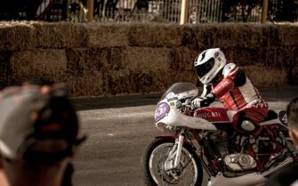 Hombre en moto de ocasión.