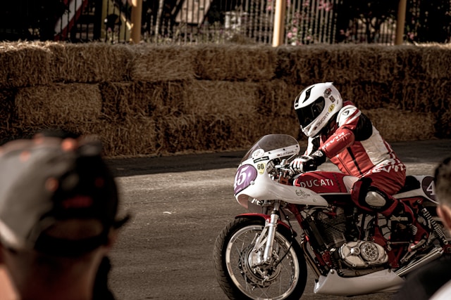 Hombre en moto de ocasión.