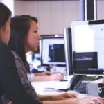 2 mujeres trabajando en un ordenador.